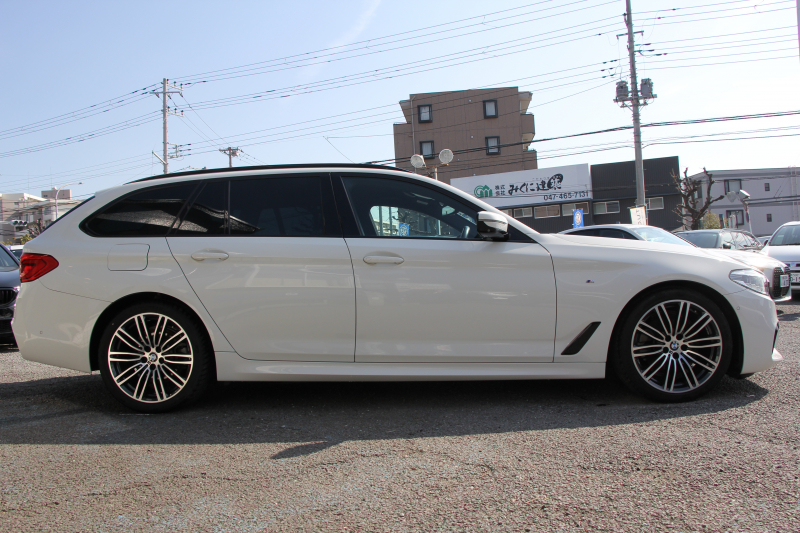 BMW 5シリーズ 523d ﾂｰﾘﾝｸﾞMｽﾎﾟｰﾂ ﾊｲﾗｲﾝ 変更後ﾓﾃﾞﾙ 新液晶ﾒｰﾀｰ 全席ﾋｰﾀｰ黒革 HUD LEDﾍｯﾄﾞﾗｲﾄ 追従ACC ｽﾃｱﾘﾝｸﾞｻﾎﾟｰﾄ ｵｰﾄﾊｲﾋﾞｰﾑ ﾀｯﾁ画面HDDﾅﾋﾞTV 360度ｶﾒﾗ 電動ﾘｱｹﾞｰﾄ 専用ｴｱﾛ 19AW 2年保証