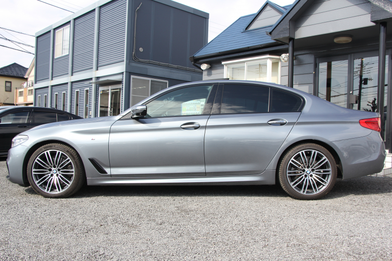 BMW 5シリーズ 523i Mｽﾎﾟｰﾂ ﾊｲﾗｲﾝ ｻﾝﾙｰﾌ 全席ﾋｰﾀｰ黒革 HUD ｼﾞｪｽﾁｬｰｺﾝﾄﾛｰﾙ ﾜｲﾔﾚｽ充電 追従ACC ｽﾃｱﾘﾝｸﾞｻﾎﾟｰﾄ ﾀｯﾁ画面HDDﾅﾋﾞTV LEDﾍｯﾄﾞﾗｲﾄ ｵｰﾄﾊｲﾋﾞｰﾑ 360度ｶﾒﾗ 19AW 電動ﾄﾗﾝｸ 専用ｴｱﾛ ﾊﾟﾄﾞﾙｼﾌﾄ 2年保証