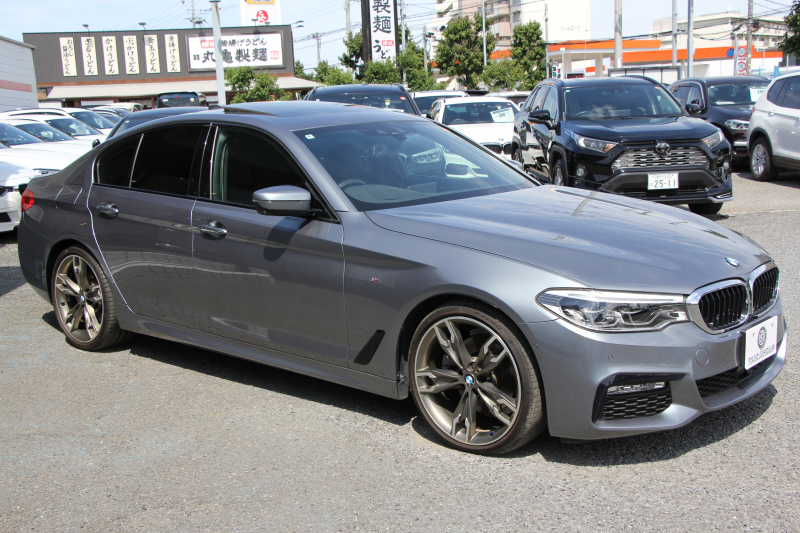 BMW 5シリーズ 523i Mｽﾎﾟｰﾂ ﾊｲﾗｲﾝ ｻﾝﾙｰﾌ 全席ﾋｰﾀｰ黒革 HUD ｼﾞｪｽﾁｬｰｺﾝﾄﾛｰﾙ ﾜｲﾔﾚｽ充電 M550用20AW 追従ACC ｽﾃｱﾘﾝｸﾞｻﾎﾟｰﾄ ﾀｯﾁ画面HDDﾅﾋﾞTV LEDﾍｯﾄﾞﾗｲﾄ ｵｰﾄﾊｲﾋﾞｰﾑ 360度ｶﾒﾗ 電動ﾄﾗﾝｸ 専用ｴｱﾛ ﾊﾟﾄﾞﾙｼﾌﾄ 2年保証