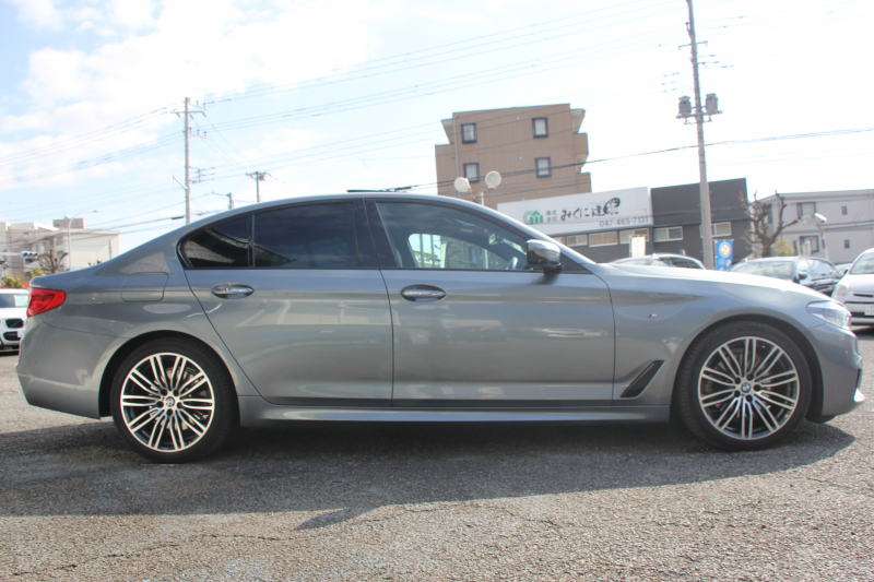 BMW 5シリーズ 523i Mｽﾎﾟｰﾂ ﾊｲﾗｲﾝ ｻﾝﾙｰﾌ 全席ﾋｰﾀｰ黒革 HUD ｼﾞｪｽﾁｬｰｺﾝﾄﾛｰﾙ ﾜｲﾔﾚｽ充電 追従ACC ｽﾃｱﾘﾝｸﾞｻﾎﾟｰﾄ ﾀｯﾁ画面HDDﾅﾋﾞTV LEDﾍｯﾄﾞﾗｲﾄ ｵｰﾄﾊｲﾋﾞｰﾑ 360度ｶﾒﾗ 19AW 電動ﾄﾗﾝｸ 専用ｴｱﾛ ﾊﾟﾄﾞﾙｼﾌﾄ 2年保証