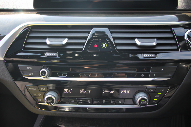 BMW 5シリーズ 523i Mｽﾎﾟｰﾂ ﾊｲﾗｲﾝ ｻﾝﾙｰﾌ 全席ﾋｰﾀｰ黒革 HUD ｼﾞｪｽﾁｬｰｺﾝﾄﾛｰﾙ ﾜｲﾔﾚｽ充電 追従ACC ｽﾃｱﾘﾝｸﾞｻﾎﾟｰﾄ ﾀｯﾁ画面HDDﾅﾋﾞTV LEDﾍｯﾄﾞﾗｲﾄ ｵｰﾄﾊｲﾋﾞｰﾑ 360度ｶﾒﾗ 19AW 電動ﾄﾗﾝｸ 専用ｴｱﾛ ﾊﾟﾄﾞﾙｼﾌﾄ 2年保証