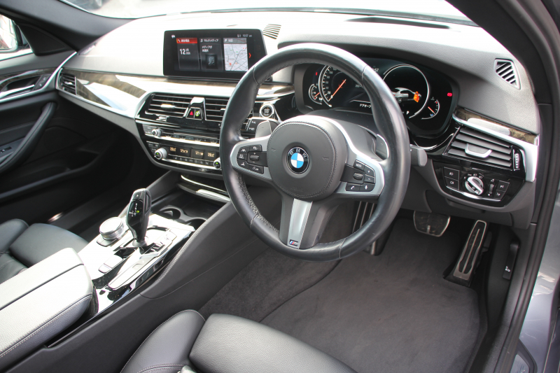 BMW 5シリーズ 523i Mｽﾎﾟｰﾂ ﾊｲﾗｲﾝ ｻﾝﾙｰﾌ 全席ﾋｰﾀｰ黒革 HUD ｼﾞｪｽﾁｬｰｺﾝﾄﾛｰﾙ ﾜｲﾔﾚｽ充電 追従ACC ｽﾃｱﾘﾝｸﾞｻﾎﾟｰﾄ ﾀｯﾁ画面HDDﾅﾋﾞTV LEDﾍｯﾄﾞﾗｲﾄ ｵｰﾄﾊｲﾋﾞｰﾑ 360度ｶﾒﾗ 19AW 電動ﾄﾗﾝｸ 専用ｴｱﾛ ﾊﾟﾄﾞﾙｼﾌﾄ 2年保証