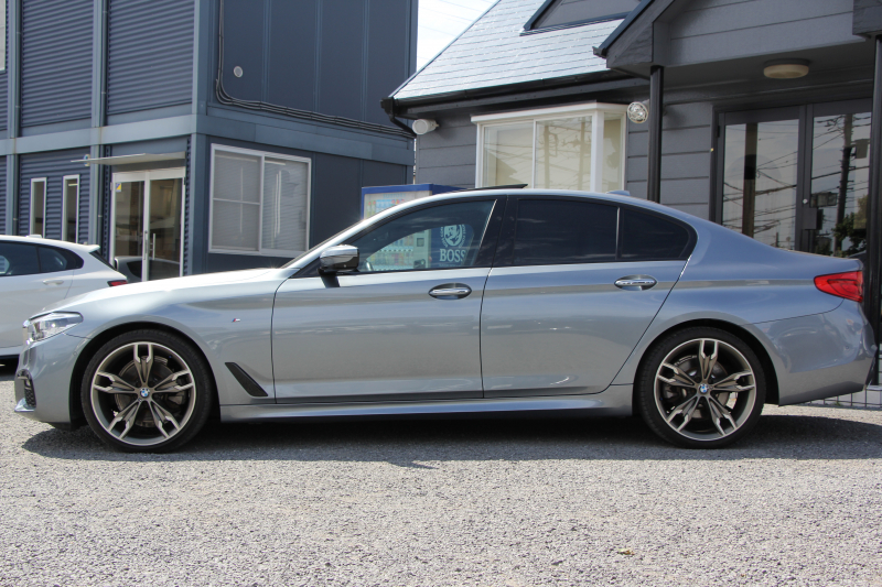BMW 5シリーズ 523i Mｽﾎﾟｰﾂ ﾊｲﾗｲﾝ ｻﾝﾙｰﾌ 全席ﾋｰﾀｰ黒革 HUD ｼﾞｪｽﾁｬｰｺﾝﾄﾛｰﾙ ﾜｲﾔﾚｽ充電 M550用20AW 追従ACC ｽﾃｱﾘﾝｸﾞｻﾎﾟｰﾄ ﾀｯﾁ画面HDDﾅﾋﾞTV LEDﾍｯﾄﾞﾗｲﾄ ｵｰﾄﾊｲﾋﾞｰﾑ 360度ｶﾒﾗ 電動ﾄﾗﾝｸ 専用ｴｱﾛ ﾊﾟﾄﾞﾙｼﾌﾄ 2年保証
