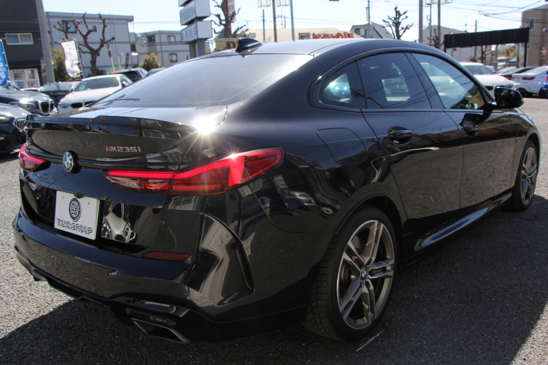 BMW 2シリーズ M235i Xdrive ｸﾞﾗﾝｸｰﾍﾟﾃﾞﾋﾞｭｰ&ｾﾚｸﾄP 306馬力 4WD ｼｰﾄﾋｰﾀｰ Mｽﾎﾟｰﾂｼｰﾄ Mｼｰﾄﾍﾞﾙﾄ ｱﾀﾞﾌﾟﾃｨﾌﾞｻｽ 追従ACC LEDﾍｯﾄﾞﾗｲﾄ 専用18AW Mspﾌﾞﾚｰｷ Applecarplay ﾀｯﾁ画面HDDﾅﾋﾞPｱｼｽﾄ ﾜｲﾔﾚｽ充電 2年保証
