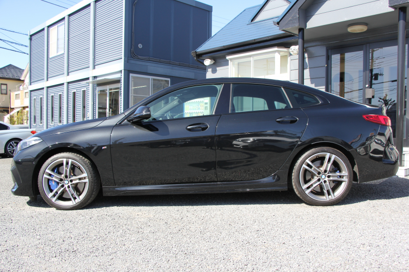 BMW 2シリーズ M235i Xdrive ｸﾞﾗﾝｸｰﾍﾟﾃﾞﾋﾞｭｰ&ｾﾚｸﾄP 306馬力 4WD ｼｰﾄﾋｰﾀｰ Mｽﾎﾟｰﾂｼｰﾄ Mｼｰﾄﾍﾞﾙﾄ ｱﾀﾞﾌﾟﾃｨﾌﾞｻｽ 追従ACC LEDﾍｯﾄﾞﾗｲﾄ 専用18AW Mspﾌﾞﾚｰｷ Applecarplay ﾀｯﾁ画面HDDﾅﾋﾞPｱｼｽﾄ ﾜｲﾔﾚｽ充電 2年保証