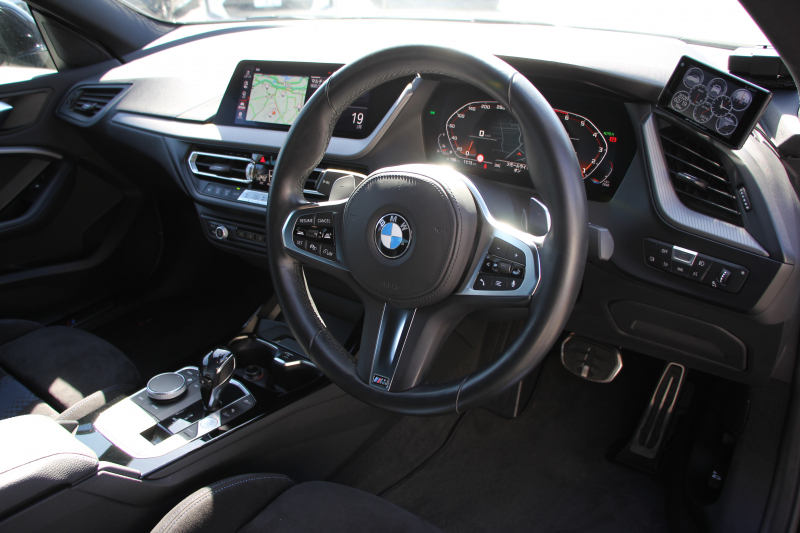 BMW 2シリーズ M235i Xdrive ｸﾞﾗﾝｸｰﾍﾟﾃﾞﾋﾞｭｰ&ｾﾚｸﾄP 306馬力 4WD ｼｰﾄﾋｰﾀｰ Mｽﾎﾟｰﾂｼｰﾄ Mｼｰﾄﾍﾞﾙﾄ ｱﾀﾞﾌﾟﾃｨﾌﾞｻｽ 追従ACC LEDﾍｯﾄﾞﾗｲﾄ 専用18AW Mspﾌﾞﾚｰｷ Applecarplay ﾀｯﾁ画面HDDﾅﾋﾞPｱｼｽﾄ ﾜｲﾔﾚｽ充電 2年保証