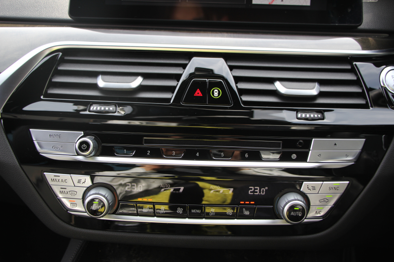 BMW 5シリーズ 523d Mｽﾎﾟｰﾂ ﾊｲﾗｲﾝ 変更後ﾓﾃﾞﾙ 新液晶ﾒｰﾀｰ 全席ﾋｰﾀｰ黒革 HUD LEDﾍｯﾄﾞﾗｲﾄ 追従ACC ｽﾃｱﾘﾝｸﾞｻﾎﾟｰﾄ ｵｰﾄﾊｲﾋﾞｰﾑ ﾀｯﾁ画面HDDﾅﾋﾞﾌﾙｾｸﾞTV 360度ｶﾒﾗ 電動ﾄﾗﾝｸ 専用ｴｱﾛ 19AW ﾊﾟﾄﾞﾙｼﾌﾄ ｱﾝﾋﾞｴﾝﾄﾗｲﾄ 2年保証