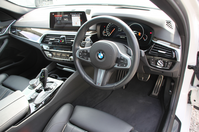 BMW 5シリーズ 523d Mｽﾎﾟｰﾂ ﾊｲﾗｲﾝ 変更後ﾓﾃﾞﾙ 新液晶ﾒｰﾀｰ 全席ﾋｰﾀｰ黒革 HUD LEDﾍｯﾄﾞﾗｲﾄ 追従ACC ｽﾃｱﾘﾝｸﾞｻﾎﾟｰﾄ ｵｰﾄﾊｲﾋﾞｰﾑ ﾀｯﾁ画面HDDﾅﾋﾞﾌﾙｾｸﾞTV 360度ｶﾒﾗ 電動ﾄﾗﾝｸ 専用ｴｱﾛ 19AW ﾊﾟﾄﾞﾙｼﾌﾄ ｱﾝﾋﾞｴﾝﾄﾗｲﾄ 2年保証