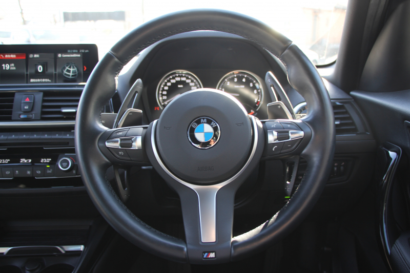 BMW 1シリーズ M140i ｴﾃﾞｨｼｮﾝｼｬﾄﾞｰ 後期 340馬力 直6ﾀｰﾎﾞ後輪駆動最終 ﾋｰﾀｰ黒革 LEDﾍｯﾄﾞﾗｲﾄ ｱﾀﾞﾌﾟﾃｨﾌﾞMｻｽ 専用ﾌﾞﾚｰｷ 18AW ﾀｯﾁ画面HDDﾅﾋﾞPｱｼｽﾄ 衝突軽減ﾌﾞﾚｰｷ 車線逸脱警告 歩行者警告 ﾌﾞﾚｰｷ付ｸﾙｺﾝ 2年保証