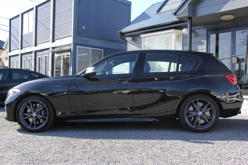 BMW 1シリーズ M140i ｴﾃﾞｨｼｮﾝｼｬﾄﾞｰ 後期 340馬力 直6ﾀｰﾎﾞ後輪駆動最終 ﾋｰﾀｰ黒革 LEDﾍｯﾄﾞﾗｲﾄ ｱﾀﾞﾌﾟﾃｨﾌﾞMｻｽ 専用ﾌﾞﾚｰｷ 18AW ﾀｯﾁ画面HDDﾅﾋﾞPｱｼｽﾄ 衝突軽減ﾌﾞﾚｰｷ 車線逸脱警告 歩行者警告 ﾌﾞﾚｰｷ付ｸﾙｺﾝ 2年保証