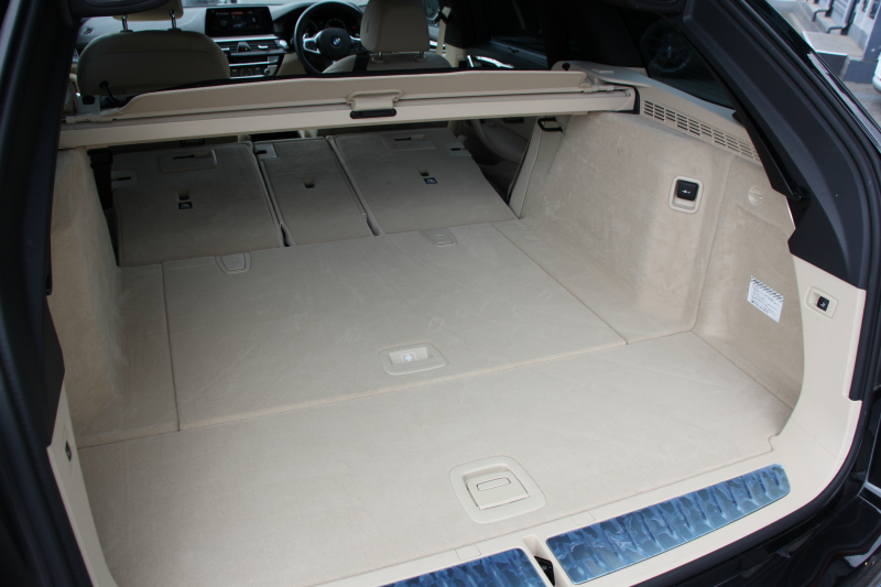 BMW 5シリーズ 530i ﾂｰﾘﾝｸﾞMｽﾎﾟｰﾂ ｾﾚｸﾄP 型式変更後｢ABA-JT20｣ 252馬力 ﾊﾟﾉﾗﾏｻﾝﾙｰﾌ ﾊｰﾏﾝｶｰﾄﾞﾝ 4ｿﾞｰﾝｴｱｺﾝ ｷｬﾝﾍﾞﾗﾍﾞｰｼﾞｭﾚｻﾞｰ 全席ﾋｰﾀｰHUD 追従ACC ｽﾃｱﾘﾝｸﾞｻﾎﾟｰﾄ 変更後全面液晶ﾒｰﾀｰ ﾀｯﾁ画面HDDﾅﾋﾞTV 360度ｶﾒﾗ 2年保証