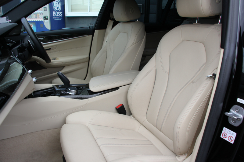 BMW 5シリーズ 530i ﾂｰﾘﾝｸﾞMｽﾎﾟｰﾂ ｾﾚｸﾄP 型式変更後｢ABA-JT20｣ 252馬力 ﾊﾟﾉﾗﾏｻﾝﾙｰﾌ ﾊｰﾏﾝｶｰﾄﾞﾝ 4ｿﾞｰﾝｴｱｺﾝ ｷｬﾝﾍﾞﾗﾍﾞｰｼﾞｭﾚｻﾞｰ 全席ﾋｰﾀｰHUD 追従ACC ｽﾃｱﾘﾝｸﾞｻﾎﾟｰﾄ 変更後全面液晶ﾒｰﾀｰ ﾀｯﾁ画面HDDﾅﾋﾞTV 360度ｶﾒﾗ 2年保証