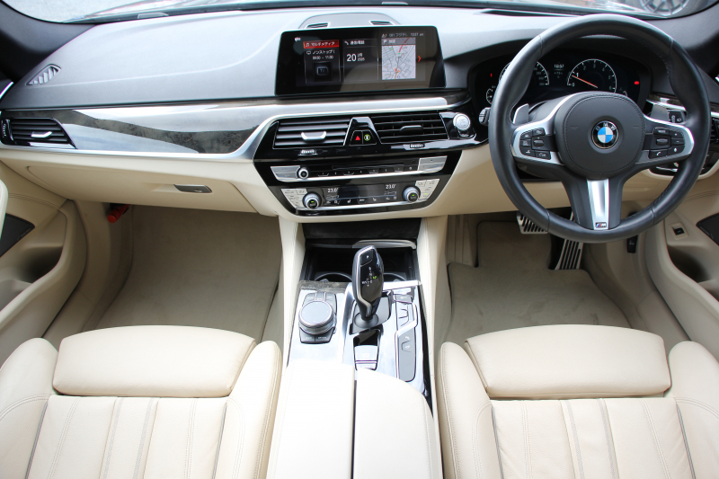 BMW 5シリーズ 530i ﾂｰﾘﾝｸﾞMｽﾎﾟｰﾂ ｾﾚｸﾄP 型式変更後｢ABA-JT20｣ 252馬力 ﾊﾟﾉﾗﾏｻﾝﾙｰﾌ ﾊｰﾏﾝｶｰﾄﾞﾝ 4ｿﾞｰﾝｴｱｺﾝ ｷｬﾝﾍﾞﾗﾍﾞｰｼﾞｭﾚｻﾞｰ 全席ﾋｰﾀｰHUD 追従ACC ｽﾃｱﾘﾝｸﾞｻﾎﾟｰﾄ 変更後全面液晶ﾒｰﾀｰ ﾀｯﾁ画面HDDﾅﾋﾞTV 360度ｶﾒﾗ 2年保証