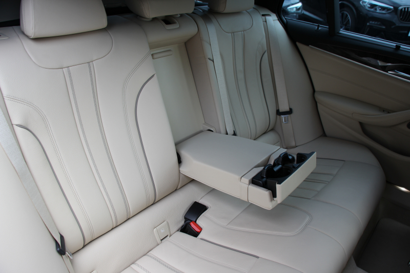 BMW 5シリーズ 530i ﾂｰﾘﾝｸﾞMｽﾎﾟｰﾂ ｾﾚｸﾄP 型式変更後｢ABA-JT20｣ 252馬力 ﾊﾟﾉﾗﾏｻﾝﾙｰﾌ ﾊｰﾏﾝｶｰﾄﾞﾝ 4ｿﾞｰﾝｴｱｺﾝ ｷｬﾝﾍﾞﾗﾍﾞｰｼﾞｭﾚｻﾞｰ 全席ﾋｰﾀｰHUD 追従ACC ｽﾃｱﾘﾝｸﾞｻﾎﾟｰﾄ 変更後全面液晶ﾒｰﾀｰ ﾀｯﾁ画面HDDﾅﾋﾞTV 360度ｶﾒﾗ 2年保証