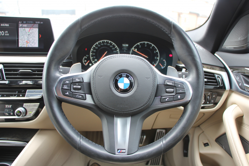 BMW 5シリーズ 530i ﾂｰﾘﾝｸﾞMｽﾎﾟｰﾂ ｾﾚｸﾄP 型式変更後｢ABA-JT20｣ 252馬力 ﾊﾟﾉﾗﾏｻﾝﾙｰﾌ ﾊｰﾏﾝｶｰﾄﾞﾝ 4ｿﾞｰﾝｴｱｺﾝ ｷｬﾝﾍﾞﾗﾍﾞｰｼﾞｭﾚｻﾞｰ 全席ﾋｰﾀｰHUD 追従ACC ｽﾃｱﾘﾝｸﾞｻﾎﾟｰﾄ 変更後全面液晶ﾒｰﾀｰ ﾀｯﾁ画面HDDﾅﾋﾞTV 360度ｶﾒﾗ 2年保証