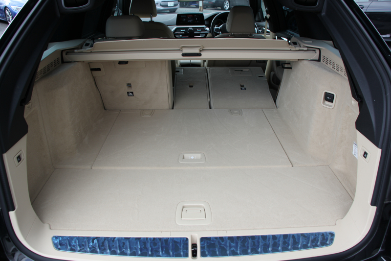 BMW 5シリーズ 530i ﾂｰﾘﾝｸﾞMｽﾎﾟｰﾂ ｾﾚｸﾄP 型式変更後｢ABA-JT20｣ 252馬力 ﾊﾟﾉﾗﾏｻﾝﾙｰﾌ ﾊｰﾏﾝｶｰﾄﾞﾝ 4ｿﾞｰﾝｴｱｺﾝ ｷｬﾝﾍﾞﾗﾍﾞｰｼﾞｭﾚｻﾞｰ 全席ﾋｰﾀｰHUD 追従ACC ｽﾃｱﾘﾝｸﾞｻﾎﾟｰﾄ 変更後全面液晶ﾒｰﾀｰ ﾀｯﾁ画面HDDﾅﾋﾞTV 360度ｶﾒﾗ 2年保証