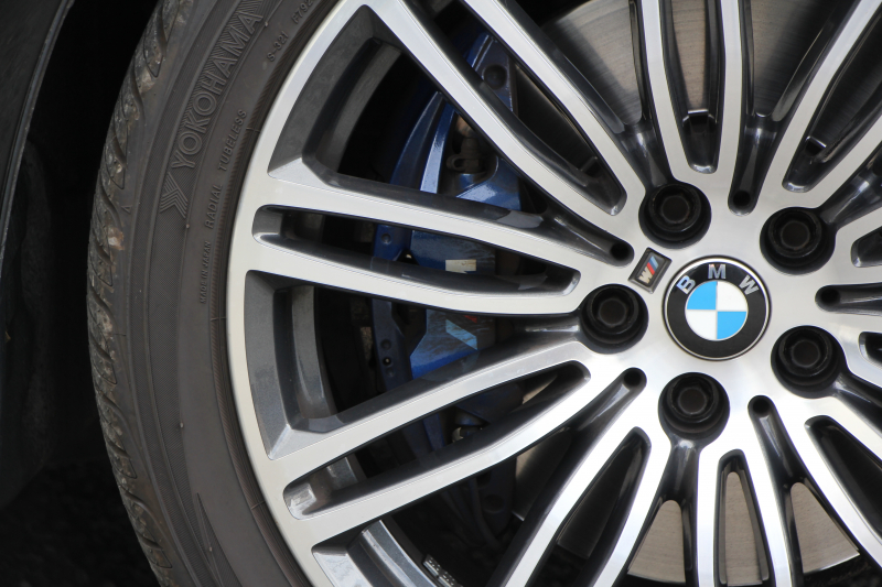 BMW 5シリーズ 530i ﾂｰﾘﾝｸﾞMｽﾎﾟｰﾂ ｾﾚｸﾄP 型式変更後｢ABA-JT20｣ 252馬力 ﾊﾟﾉﾗﾏｻﾝﾙｰﾌ ﾊｰﾏﾝｶｰﾄﾞﾝ 4ｿﾞｰﾝｴｱｺﾝ ｷｬﾝﾍﾞﾗﾍﾞｰｼﾞｭﾚｻﾞｰ 全席ﾋｰﾀｰHUD 追従ACC ｽﾃｱﾘﾝｸﾞｻﾎﾟｰﾄ 変更後全面液晶ﾒｰﾀｰ ﾀｯﾁ画面HDDﾅﾋﾞTV 360度ｶﾒﾗ 2年保証