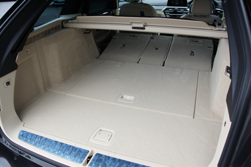 BMW 5シリーズ 530i ﾂｰﾘﾝｸﾞMｽﾎﾟｰﾂ ｾﾚｸﾄP 型式変更後｢ABA-JT20｣ 252馬力 ﾊﾟﾉﾗﾏｻﾝﾙｰﾌ ﾊｰﾏﾝｶｰﾄﾞﾝ 4ｿﾞｰﾝｴｱｺﾝ ｷｬﾝﾍﾞﾗﾍﾞｰｼﾞｭﾚｻﾞｰ 全席ﾋｰﾀｰHUD 追従ACC ｽﾃｱﾘﾝｸﾞｻﾎﾟｰﾄ 変更後全面液晶ﾒｰﾀｰ ﾀｯﾁ画面HDDﾅﾋﾞTV 360度ｶﾒﾗ 2年保証