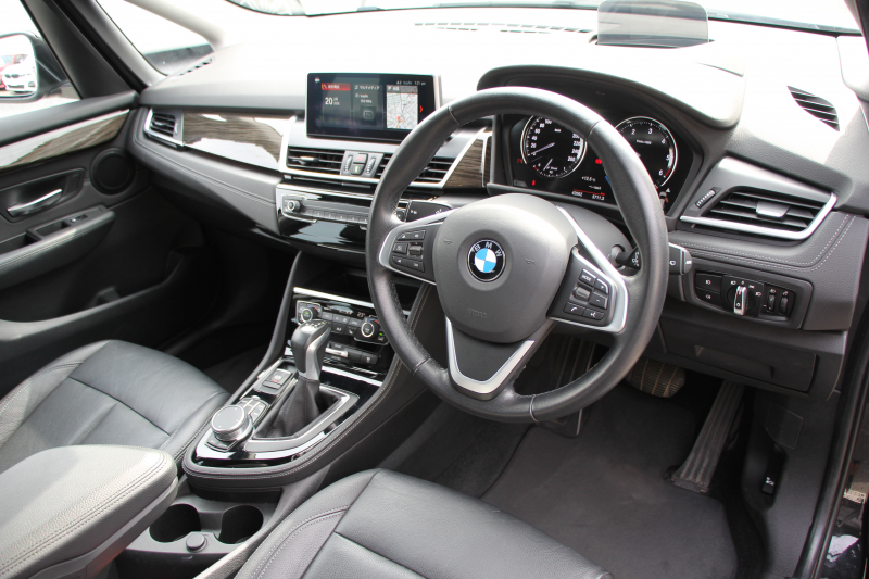 BMW 2シリーズ 218d ｸﾞﾗﾝﾂｱﾗｰ ﾗｸﾞｼﾞｭｱﾘｰ 後期 1ｵｰﾅ ﾌｪｲｽﾘﾌﾄ後 3列7人乗 ADｱｸﾃｨﾌﾞｾｰﾌﾃｨ&ｺﾝﾌｫｰﾄP 追従ACC HUD ﾋｰﾀｰ黒革 電動ﾄﾗﾝｸ LEDﾍｯﾄﾞﾗｲﾄ ﾀｯﾁ画面HDDﾅﾋﾞﾊﾟｰｷﾝｸﾞｱｼｽﾄ 衝突軽減ﾌﾞﾚｰｷ 車線逸脱警告 歩行者警告 2年保証