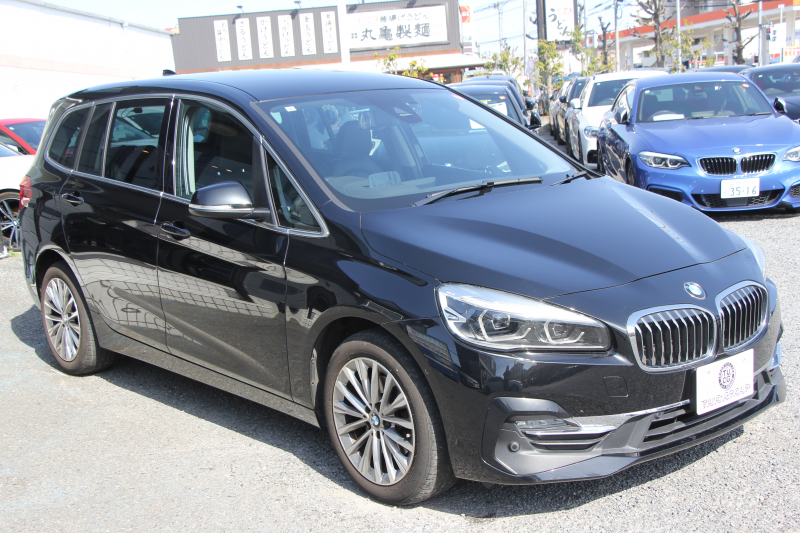 BMW 2シリーズ 218d ｸﾞﾗﾝﾂｱﾗｰ ﾗｸﾞｼﾞｭｱﾘｰ 後期 1ｵｰﾅ ﾌｪｲｽﾘﾌﾄ後 3列7人乗 ADｱｸﾃｨﾌﾞｾｰﾌﾃｨ&ｺﾝﾌｫｰﾄP 追従ACC HUD ﾋｰﾀｰ黒革 電動ﾄﾗﾝｸ LEDﾍｯﾄﾞﾗｲﾄ ﾀｯﾁ画面HDDﾅﾋﾞﾊﾟｰｷﾝｸﾞｱｼｽﾄ 衝突軽減ﾌﾞﾚｰｷ 車線逸脱警告 歩行者警告 2年保証