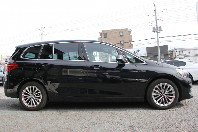 BMW 2シリーズ 218d ｸﾞﾗﾝﾂｱﾗｰ ﾗｸﾞｼﾞｭｱﾘｰ 後期 1ｵｰﾅ ﾌｪｲｽﾘﾌﾄ後 3列7人乗 ADｱｸﾃｨﾌﾞｾｰﾌﾃｨ&ｺﾝﾌｫｰﾄP 追従ACC HUD ﾋｰﾀｰ黒革 電動ﾄﾗﾝｸ LEDﾍｯﾄﾞﾗｲﾄ ﾀｯﾁ画面HDDﾅﾋﾞﾊﾟｰｷﾝｸﾞｱｼｽﾄ 衝突軽減ﾌﾞﾚｰｷ 車線逸脱警告 歩行者警告 2年保証