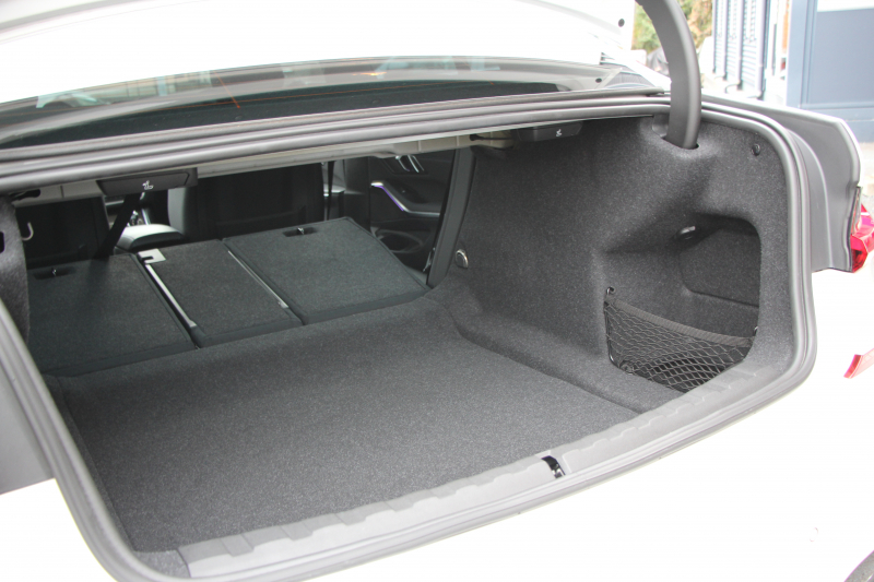 BMW 3シリーズ 320i Mｽﾎﾟｰﾂ ﾃﾞﾋﾞｭｰP ｺﾝﾌｫｰﾄP 真珠色 ﾋｰﾀｰ黒革 専用ﾌﾞﾙｰｽﾃｯﾁ 19AW 追従ACC Mﾊﾟﾌｫｰﾏﾝｽﾘｯﾌﾟｽﾎﾟｲﾗｰ&ﾌﾞﾗｯｸｸﾞﾘﾙ ｽﾃｱﾘﾝｸﾞｻﾎﾟｰﾄ LEDﾍｯﾄﾞﾗｲﾄ 電動ﾄﾗﾝｸ ｱｯﾌﾟﾙｶｰﾌﾟﾚｲ ﾀｯﾁ画面HDDﾅﾋﾞﾜｲﾔﾚｽ充電 Pｱｼｽﾄ 2年保証