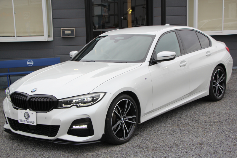BMW 3シリーズ 320i Mｽﾎﾟｰﾂ ﾃﾞﾋﾞｭｰP ｺﾝﾌｫｰﾄP 真珠色 ﾋｰﾀｰ黒革 専用ﾌﾞﾙｰｽﾃｯﾁ 19AW 追従ACC Mﾊﾟﾌｫｰﾏﾝｽﾘｯﾌﾟｽﾎﾟｲﾗｰ&ﾌﾞﾗｯｸｸﾞﾘﾙ ｽﾃｱﾘﾝｸﾞｻﾎﾟｰﾄ LEDﾍｯﾄﾞﾗｲﾄ 電動ﾄﾗﾝｸ ｱｯﾌﾟﾙｶｰﾌﾟﾚｲ ﾀｯﾁ画面HDDﾅﾋﾞﾜｲﾔﾚｽ充電 Pｱｼｽﾄ 2年保証