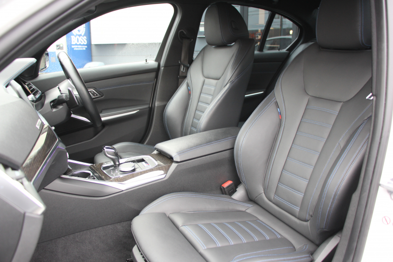 BMW 3シリーズ 320i Mｽﾎﾟｰﾂ ﾃﾞﾋﾞｭｰP ｺﾝﾌｫｰﾄP 真珠色 ﾋｰﾀｰ黒革 専用ﾌﾞﾙｰｽﾃｯﾁ 19AW 追従ACC Mﾊﾟﾌｫｰﾏﾝｽﾘｯﾌﾟｽﾎﾟｲﾗｰ&ﾌﾞﾗｯｸｸﾞﾘﾙ ｽﾃｱﾘﾝｸﾞｻﾎﾟｰﾄ LEDﾍｯﾄﾞﾗｲﾄ 電動ﾄﾗﾝｸ ｱｯﾌﾟﾙｶｰﾌﾟﾚｲ ﾀｯﾁ画面HDDﾅﾋﾞﾜｲﾔﾚｽ充電 Pｱｼｽﾄ 2年保証