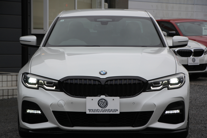 BMW 3シリーズ 320i Mｽﾎﾟｰﾂ ﾃﾞﾋﾞｭｰP ｺﾝﾌｫｰﾄP 真珠色 ﾋｰﾀｰ黒革 専用ﾌﾞﾙｰｽﾃｯﾁ 19AW 追従ACC Mﾊﾟﾌｫｰﾏﾝｽﾘｯﾌﾟｽﾎﾟｲﾗｰ&ﾌﾞﾗｯｸｸﾞﾘﾙ ｽﾃｱﾘﾝｸﾞｻﾎﾟｰﾄ LEDﾍｯﾄﾞﾗｲﾄ 電動ﾄﾗﾝｸ ｱｯﾌﾟﾙｶｰﾌﾟﾚｲ ﾀｯﾁ画面HDDﾅﾋﾞﾜｲﾔﾚｽ充電 Pｱｼｽﾄ 2年保証