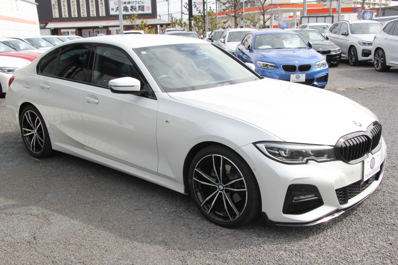 BMW 3シリーズ 320i Mｽﾎﾟｰﾂ ﾃﾞﾋﾞｭｰP ｺﾝﾌｫｰﾄP 真珠色 ﾋｰﾀｰ黒革 専用ﾌﾞﾙｰｽﾃｯﾁ 19AW 追従ACC Mﾊﾟﾌｫｰﾏﾝｽﾘｯﾌﾟｽﾎﾟｲﾗｰ&ﾌﾞﾗｯｸｸﾞﾘﾙ ｽﾃｱﾘﾝｸﾞｻﾎﾟｰﾄ LEDﾍｯﾄﾞﾗｲﾄ 電動ﾄﾗﾝｸ ｱｯﾌﾟﾙｶｰﾌﾟﾚｲ ﾀｯﾁ画面HDDﾅﾋﾞﾜｲﾔﾚｽ充電 Pｱｼｽﾄ 2年保証