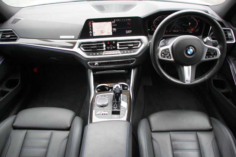 BMW 3シリーズ 320i Mｽﾎﾟｰﾂ ﾃﾞﾋﾞｭｰP ｺﾝﾌｫｰﾄP 真珠色 ﾋｰﾀｰ黒革 専用ﾌﾞﾙｰｽﾃｯﾁ 19AW 追従ACC Mﾊﾟﾌｫｰﾏﾝｽﾘｯﾌﾟｽﾎﾟｲﾗｰ&ﾌﾞﾗｯｸｸﾞﾘﾙ ｽﾃｱﾘﾝｸﾞｻﾎﾟｰﾄ LEDﾍｯﾄﾞﾗｲﾄ 電動ﾄﾗﾝｸ ｱｯﾌﾟﾙｶｰﾌﾟﾚｲ ﾀｯﾁ画面HDDﾅﾋﾞﾜｲﾔﾚｽ充電 Pｱｼｽﾄ 2年保証