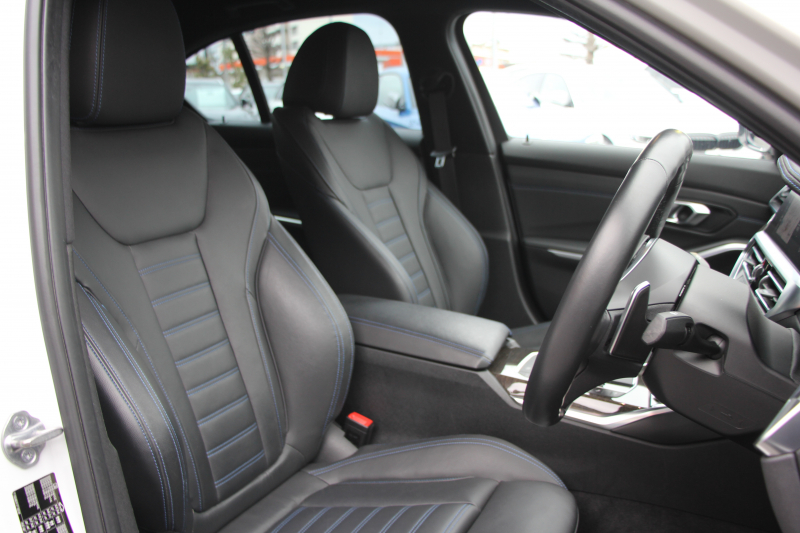 BMW 3シリーズ 320i Mｽﾎﾟｰﾂ ﾃﾞﾋﾞｭｰP ｺﾝﾌｫｰﾄP 真珠色 ﾋｰﾀｰ黒革 専用ﾌﾞﾙｰｽﾃｯﾁ 19AW 追従ACC Mﾊﾟﾌｫｰﾏﾝｽﾘｯﾌﾟｽﾎﾟｲﾗｰ&ﾌﾞﾗｯｸｸﾞﾘﾙ ｽﾃｱﾘﾝｸﾞｻﾎﾟｰﾄ LEDﾍｯﾄﾞﾗｲﾄ 電動ﾄﾗﾝｸ ｱｯﾌﾟﾙｶｰﾌﾟﾚｲ ﾀｯﾁ画面HDDﾅﾋﾞﾜｲﾔﾚｽ充電 Pｱｼｽﾄ 2年保証