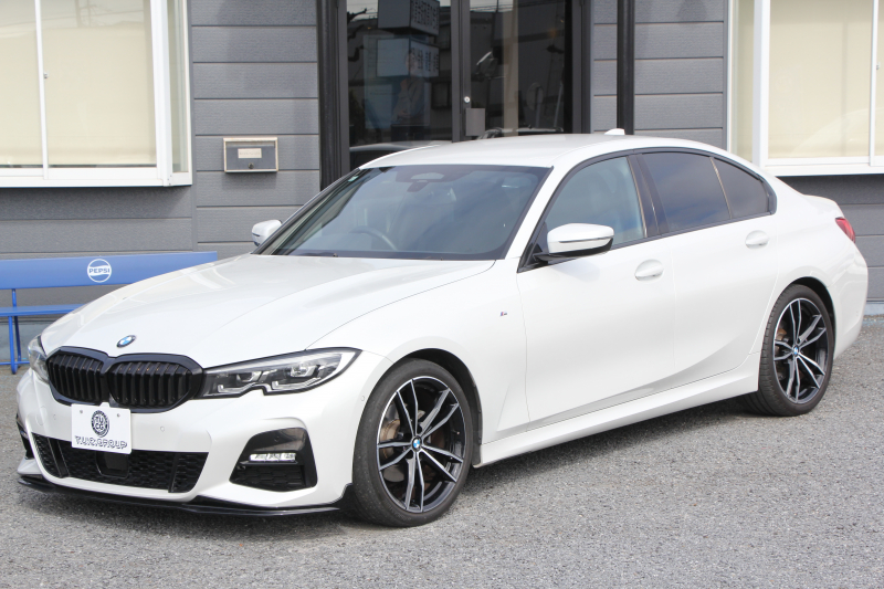 BMW 3シリーズ 320i Mｽﾎﾟｰﾂ ﾃﾞﾋﾞｭｰP ｺﾝﾌｫｰﾄP 真珠色 ﾋｰﾀｰ黒革 専用ﾌﾞﾙｰｽﾃｯﾁ 19AW 追従ACC Mﾊﾟﾌｫｰﾏﾝｽﾘｯﾌﾟｽﾎﾟｲﾗｰ&ﾌﾞﾗｯｸｸﾞﾘﾙ ｽﾃｱﾘﾝｸﾞｻﾎﾟｰﾄ LEDﾍｯﾄﾞﾗｲﾄ 電動ﾄﾗﾝｸ ｱｯﾌﾟﾙｶｰﾌﾟﾚｲ ﾀｯﾁ画面HDDﾅﾋﾞﾜｲﾔﾚｽ充電 Pｱｼｽﾄ 2年保証