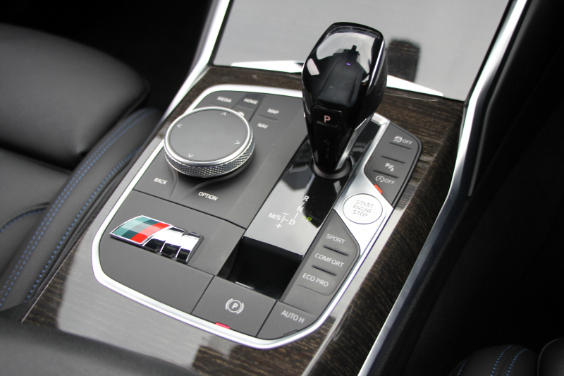 BMW 3シリーズ 320i Mｽﾎﾟｰﾂ ﾃﾞﾋﾞｭｰP ｺﾝﾌｫｰﾄP 真珠色 ﾋｰﾀｰ黒革 専用ﾌﾞﾙｰｽﾃｯﾁ 19AW 追従ACC Mﾊﾟﾌｫｰﾏﾝｽﾘｯﾌﾟｽﾎﾟｲﾗｰ&ﾌﾞﾗｯｸｸﾞﾘﾙ ｽﾃｱﾘﾝｸﾞｻﾎﾟｰﾄ LEDﾍｯﾄﾞﾗｲﾄ 電動ﾄﾗﾝｸ ｱｯﾌﾟﾙｶｰﾌﾟﾚｲ ﾀｯﾁ画面HDDﾅﾋﾞﾜｲﾔﾚｽ充電 Pｱｼｽﾄ 2年保証