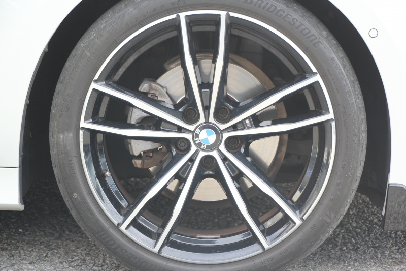 BMW 3シリーズ 320i Mｽﾎﾟｰﾂ ﾃﾞﾋﾞｭｰP ｺﾝﾌｫｰﾄP 真珠色 ﾋｰﾀｰ黒革 専用ﾌﾞﾙｰｽﾃｯﾁ 19AW 追従ACC Mﾊﾟﾌｫｰﾏﾝｽﾘｯﾌﾟｽﾎﾟｲﾗｰ&ﾌﾞﾗｯｸｸﾞﾘﾙ ｽﾃｱﾘﾝｸﾞｻﾎﾟｰﾄ LEDﾍｯﾄﾞﾗｲﾄ 電動ﾄﾗﾝｸ ｱｯﾌﾟﾙｶｰﾌﾟﾚｲ ﾀｯﾁ画面HDDﾅﾋﾞﾜｲﾔﾚｽ充電 Pｱｼｽﾄ 2年保証