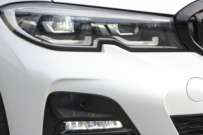 BMW 3シリーズ 320i Mｽﾎﾟｰﾂ ﾃﾞﾋﾞｭｰP ｺﾝﾌｫｰﾄP 真珠色 ﾋｰﾀｰ黒革 専用ﾌﾞﾙｰｽﾃｯﾁ 19AW 追従ACC Mﾊﾟﾌｫｰﾏﾝｽﾘｯﾌﾟｽﾎﾟｲﾗｰ&ﾌﾞﾗｯｸｸﾞﾘﾙ ｽﾃｱﾘﾝｸﾞｻﾎﾟｰﾄ LEDﾍｯﾄﾞﾗｲﾄ 電動ﾄﾗﾝｸ ｱｯﾌﾟﾙｶｰﾌﾟﾚｲ ﾀｯﾁ画面HDDﾅﾋﾞﾜｲﾔﾚｽ充電 Pｱｼｽﾄ 2年保証