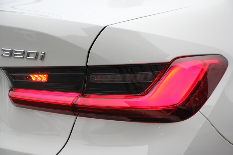 BMW 3シリーズ 320i Mｽﾎﾟｰﾂ ｺﾝﾌｫｰﾄP ｼｰﾄﾋｰﾀｰ ｵﾌﾟｼｮﾝ19AW 追従ACC ｽﾃｱﾘﾝｸﾞｻﾎﾟｰﾄ BMWﾗｲﾌﾞｺｯｸﾋﾟｯﾄﾞLEDﾍｯﾄﾞﾗｲﾄ ｵｰﾄﾊｲﾋﾞｰﾑ ﾜｲﾔﾚｽ充電 ﾊｰﾌﾚｻﾞｰ電動ｼｰﾄ 電動ﾄﾗﾝｸ 3ｿﾞｰﾝｴｱｺﾝ ｱｯﾌﾟﾙｶｰﾌﾟﾚｲ ﾀｯﾁ画面HDDﾅﾋﾞ2年保証