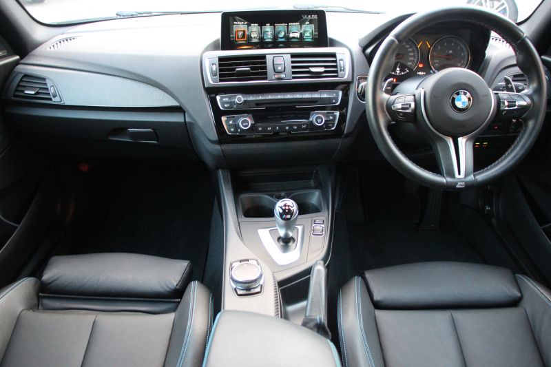 BMW Mシリーズ M2ｸｰﾍﾟMDCT ｻﾝﾙｰﾌ 370馬力 直6ﾀｰﾎﾞ7速DCT ﾋｰﾀｰ黒革 ﾊｰﾏﾝｶｰﾄﾞﾝｻｳﾝﾄﾞﾌﾙｾｸﾞTV HDDﾅﾋﾞBｶﾒﾗ 専用19AW 衝突軽減ﾌﾞﾚｰｷ 車線逸脱警告 歩行者警告 ﾌﾞﾚｰｷ付ｸﾙｺﾝ ｽﾏｰﾄｷｰ ｶｰﾎﾞﾝｲﾝﾃﾘｱﾄﾘﾑ ﾊﾟﾄﾞﾙｼﾌﾄ 2年保証