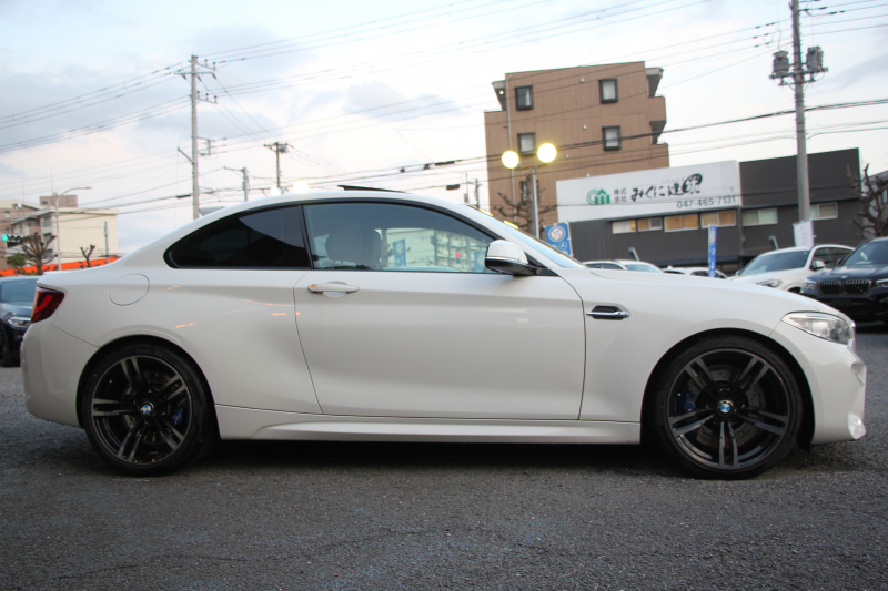 BMW Mシリーズ M2ｸｰﾍﾟMDCT ｻﾝﾙｰﾌ 370馬力 直6ﾀｰﾎﾞ7速DCT ﾋｰﾀｰ黒革 ﾊｰﾏﾝｶｰﾄﾞﾝｻｳﾝﾄﾞﾌﾙｾｸﾞTV HDDﾅﾋﾞBｶﾒﾗ 専用19AW 衝突軽減ﾌﾞﾚｰｷ 車線逸脱警告 歩行者警告 ﾌﾞﾚｰｷ付ｸﾙｺﾝ ｽﾏｰﾄｷｰ ｶｰﾎﾞﾝｲﾝﾃﾘｱﾄﾘﾑ ﾊﾟﾄﾞﾙｼﾌﾄ 2年保証