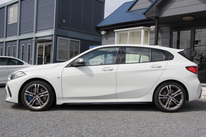 BMW 1シリーズ M135i Xdrive ﾃﾞﾋﾞｭｰP ｺﾝﾌｫｰﾄP 4WD 306馬力 Mｽﾎﾟｰﾂｼｰﾄ ｱﾀﾞﾌﾟﾃｨﾌﾞｻｽ Mｼｰﾄﾍﾞﾙﾄ ｼｰﾄﾋｰﾀｰ BMWﾗｲﾌﾞｺｯｸﾋﾟｯﾄ 追従ACC 電動ﾄﾗﾝｸ ｱｯﾌﾟﾙｶｰﾌﾟﾚｲ 純正HDDﾅﾋﾞPｱｼｽﾄ LEDﾍｯﾄﾞﾗｲﾄ ﾚｰﾝC警告 衝突軽減ﾌﾞﾚｰｷ 2年保証