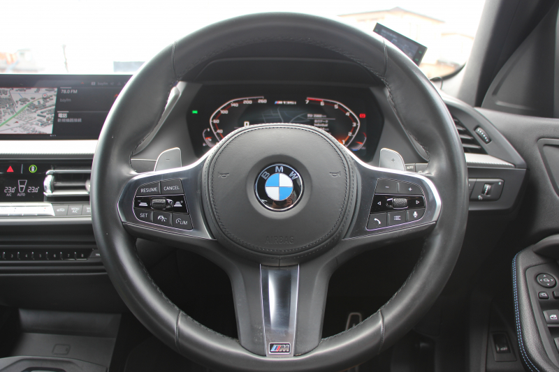 BMW 1シリーズ M135i Xdrive ﾃﾞﾋﾞｭｰP ｺﾝﾌｫｰﾄP 4WD 306馬力 Mｽﾎﾟｰﾂｼｰﾄ ｱﾀﾞﾌﾟﾃｨﾌﾞｻｽ Mｼｰﾄﾍﾞﾙﾄ ｼｰﾄﾋｰﾀｰ BMWﾗｲﾌﾞｺｯｸﾋﾟｯﾄ 追従ACC 電動ﾄﾗﾝｸ ｱｯﾌﾟﾙｶｰﾌﾟﾚｲ 純正HDDﾅﾋﾞPｱｼｽﾄ LEDﾍｯﾄﾞﾗｲﾄ ﾚｰﾝC警告 衝突軽減ﾌﾞﾚｰｷ 2年保証