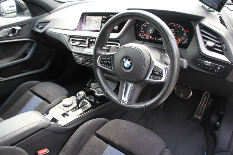 BMW 1シリーズ M135i Xdrive ﾃﾞﾋﾞｭｰP ｺﾝﾌｫｰﾄP 4WD 306馬力 Mｽﾎﾟｰﾂｼｰﾄ ｱﾀﾞﾌﾟﾃｨﾌﾞｻｽ Mｼｰﾄﾍﾞﾙﾄ ｼｰﾄﾋｰﾀｰ BMWﾗｲﾌﾞｺｯｸﾋﾟｯﾄ 追従ACC 電動ﾄﾗﾝｸ ｱｯﾌﾟﾙｶｰﾌﾟﾚｲ 純正HDDﾅﾋﾞPｱｼｽﾄ LEDﾍｯﾄﾞﾗｲﾄ ﾚｰﾝC警告 衝突軽減ﾌﾞﾚｰｷ 2年保証
