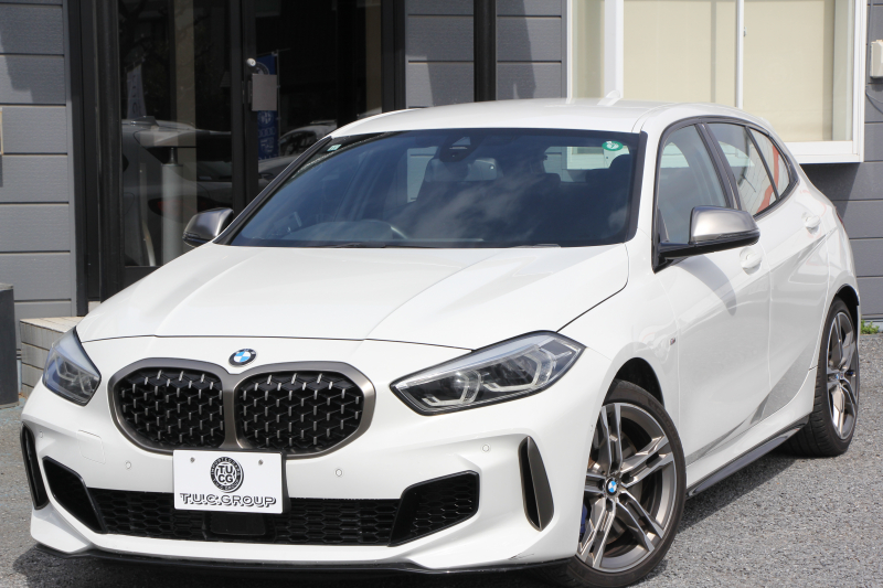 BMW 1シリーズ M135i Xdrive ﾃﾞﾋﾞｭｰP ｺﾝﾌｫｰﾄP 4WD 306馬力 Mｽﾎﾟｰﾂｼｰﾄ ｱﾀﾞﾌﾟﾃｨﾌﾞｻｽ Mｼｰﾄﾍﾞﾙﾄ ｼｰﾄﾋｰﾀｰ BMWﾗｲﾌﾞｺｯｸﾋﾟｯﾄ 追従ACC 電動ﾄﾗﾝｸ ｱｯﾌﾟﾙｶｰﾌﾟﾚｲ 純正HDDﾅﾋﾞPｱｼｽﾄ LEDﾍｯﾄﾞﾗｲﾄ ﾚｰﾝC警告 衝突軽減ﾌﾞﾚｰｷ 2年保証