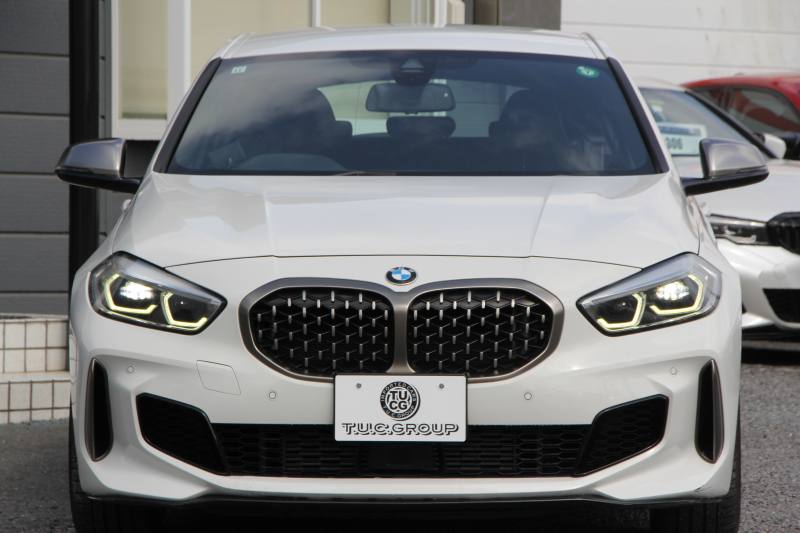 BMW 1シリーズ M135i Xdrive ﾃﾞﾋﾞｭｰP ｺﾝﾌｫｰﾄP 4WD 306馬力 Mｽﾎﾟｰﾂｼｰﾄ ｱﾀﾞﾌﾟﾃｨﾌﾞｻｽ Mｼｰﾄﾍﾞﾙﾄ ｼｰﾄﾋｰﾀｰ BMWﾗｲﾌﾞｺｯｸﾋﾟｯﾄ 追従ACC 電動ﾄﾗﾝｸ ｱｯﾌﾟﾙｶｰﾌﾟﾚｲ 純正HDDﾅﾋﾞPｱｼｽﾄ LEDﾍｯﾄﾞﾗｲﾄ ﾚｰﾝC警告 衝突軽減ﾌﾞﾚｰｷ 2年保証