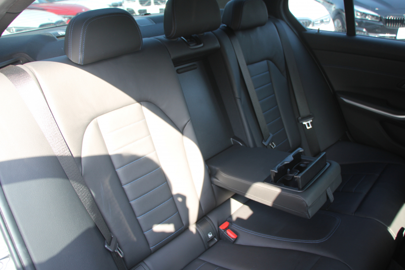 BMW 3シリーズ 320d Xdrive Mｽﾎﾟｰﾂ ﾃﾞﾋﾞｭｰP ｺﾝﾌｫｰﾄP 4WD 真珠色 1ｵｰﾅ ﾋｰﾀｰ黒革 専用ﾌﾞﾙｰｽﾃｯﾁ 19AW LEDﾍｯﾄﾞﾗｲﾄ 追従ACC ｽﾃｱﾘﾝｸﾞｻﾎﾟｰﾄ ｱｯﾌﾟﾙｶｰﾌﾟﾚｲ ﾀｯﾁ画面HDDﾅﾋﾞBMWﾗｲﾌﾞｺｯｸﾋﾟｯﾄﾞ電動ﾄﾗﾝｸ Hi-fiｽﾋﾟｰｶｰ ｱﾝﾋﾞｴﾝﾝﾄﾗｲﾄ 2年保証