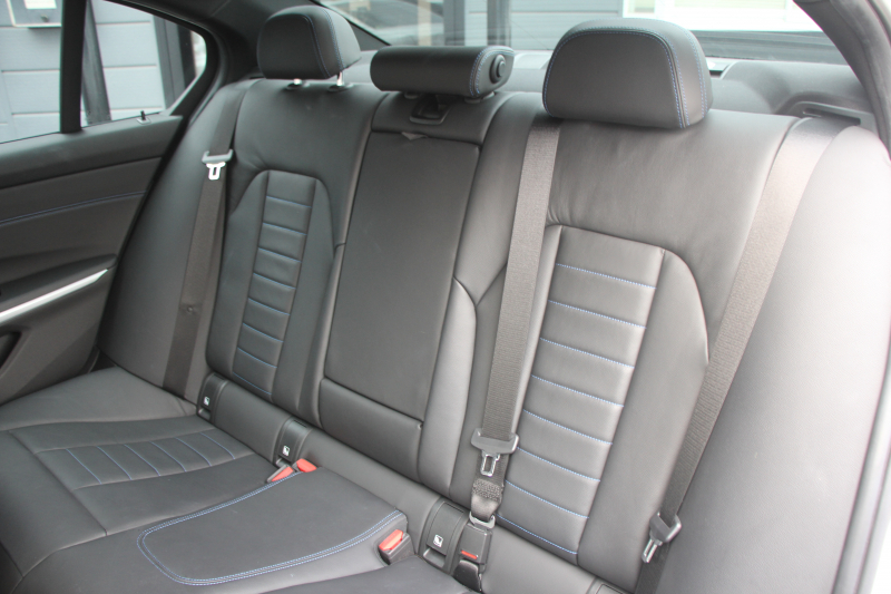 BMW 3シリーズ 320d Xdrive Mｽﾎﾟｰﾂ ﾃﾞﾋﾞｭｰP ｺﾝﾌｫｰﾄP 4WD 真珠色 1ｵｰﾅ ﾋｰﾀｰ黒革 専用ﾌﾞﾙｰｽﾃｯﾁ 19AW LEDﾍｯﾄﾞﾗｲﾄ 追従ACC ｽﾃｱﾘﾝｸﾞｻﾎﾟｰﾄ ｱｯﾌﾟﾙｶｰﾌﾟﾚｲ ﾀｯﾁ画面HDDﾅﾋﾞBMWﾗｲﾌﾞｺｯｸﾋﾟｯﾄﾞ電動ﾄﾗﾝｸ Hi-fiｽﾋﾟｰｶｰ ｱﾝﾋﾞｴﾝﾝﾄﾗｲﾄ 2年保証