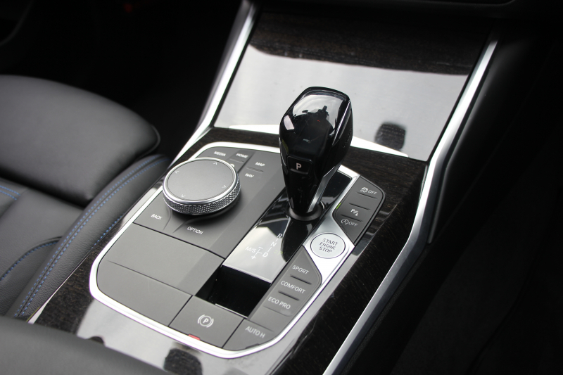 BMW 3シリーズ 320d Xdrive Mｽﾎﾟｰﾂ ﾃﾞﾋﾞｭｰP ｺﾝﾌｫｰﾄP 4WD 真珠色 1ｵｰﾅ ﾋｰﾀｰ黒革 専用ﾌﾞﾙｰｽﾃｯﾁ 19AW LEDﾍｯﾄﾞﾗｲﾄ 追従ACC ｽﾃｱﾘﾝｸﾞｻﾎﾟｰﾄ ｱｯﾌﾟﾙｶｰﾌﾟﾚｲ ﾀｯﾁ画面HDDﾅﾋﾞBMWﾗｲﾌﾞｺｯｸﾋﾟｯﾄﾞ電動ﾄﾗﾝｸ Hi-fiｽﾋﾟｰｶｰ ｱﾝﾋﾞｴﾝﾝﾄﾗｲﾄ 2年保証