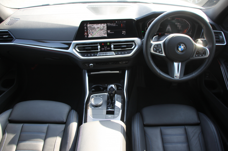 BMW 3シリーズ 320d Xdrive Mｽﾎﾟｰﾂ ﾃﾞﾋﾞｭｰP ｺﾝﾌｫｰﾄP 4WD 真珠色 1ｵｰﾅ ﾋｰﾀｰ黒革 専用ﾌﾞﾙｰｽﾃｯﾁ 19AW LEDﾍｯﾄﾞﾗｲﾄ 追従ACC ｽﾃｱﾘﾝｸﾞｻﾎﾟｰﾄ ｱｯﾌﾟﾙｶｰﾌﾟﾚｲ ﾀｯﾁ画面HDDﾅﾋﾞBMWﾗｲﾌﾞｺｯｸﾋﾟｯﾄﾞ電動ﾄﾗﾝｸ Hi-fiｽﾋﾟｰｶｰ ｱﾝﾋﾞｴﾝﾝﾄﾗｲﾄ 2年保証
