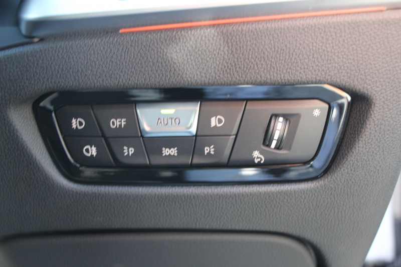 BMW 3シリーズ 320d Xdrive Mｽﾎﾟｰﾂ ﾃﾞﾋﾞｭｰP ｺﾝﾌｫｰﾄP 4WD 真珠色 1ｵｰﾅ ﾋｰﾀｰ黒革 専用ﾌﾞﾙｰｽﾃｯﾁ 19AW LEDﾍｯﾄﾞﾗｲﾄ 追従ACC ｽﾃｱﾘﾝｸﾞｻﾎﾟｰﾄ ｱｯﾌﾟﾙｶｰﾌﾟﾚｲ ﾀｯﾁ画面HDDﾅﾋﾞBMWﾗｲﾌﾞｺｯｸﾋﾟｯﾄﾞ電動ﾄﾗﾝｸ Hi-fiｽﾋﾟｰｶｰ ｱﾝﾋﾞｴﾝﾝﾄﾗｲﾄ 2年保証