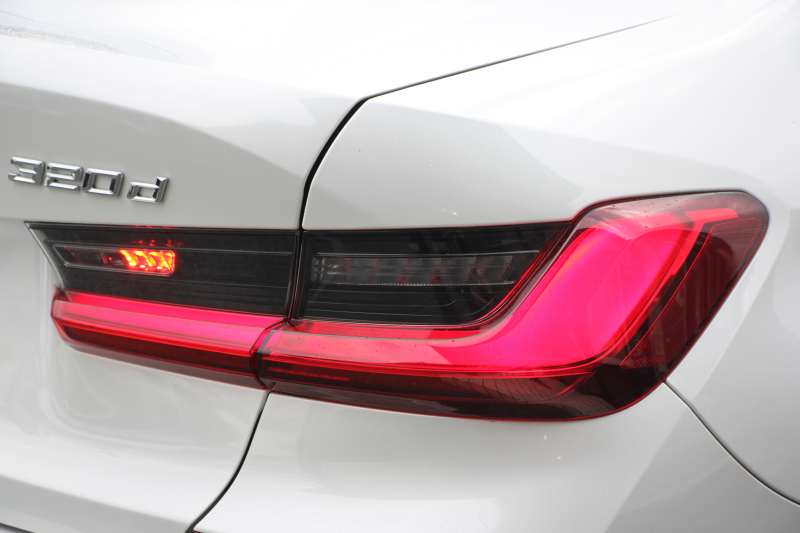 BMW 3シリーズ 320d Xdrive Mｽﾎﾟｰﾂ ﾃﾞﾋﾞｭｰP ｺﾝﾌｫｰﾄP 4WD 真珠色 1ｵｰﾅ ﾋｰﾀｰ黒革 専用ﾌﾞﾙｰｽﾃｯﾁ 19AW LEDﾍｯﾄﾞﾗｲﾄ 追従ACC ｽﾃｱﾘﾝｸﾞｻﾎﾟｰﾄ ｱｯﾌﾟﾙｶｰﾌﾟﾚｲ ﾀｯﾁ画面HDDﾅﾋﾞBMWﾗｲﾌﾞｺｯｸﾋﾟｯﾄﾞ電動ﾄﾗﾝｸ Hi-fiｽﾋﾟｰｶｰ ｱﾝﾋﾞｴﾝﾝﾄﾗｲﾄ 2年保証